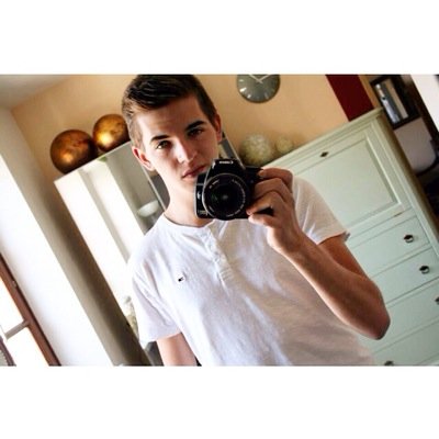 Looking happy is important, 'cause nobody have to know, why you cry, when you alone.