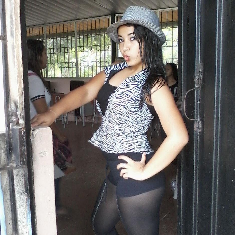 LINDA Y AMIGABLE, BAILARINA Y LÍDER DE BASTONERAS