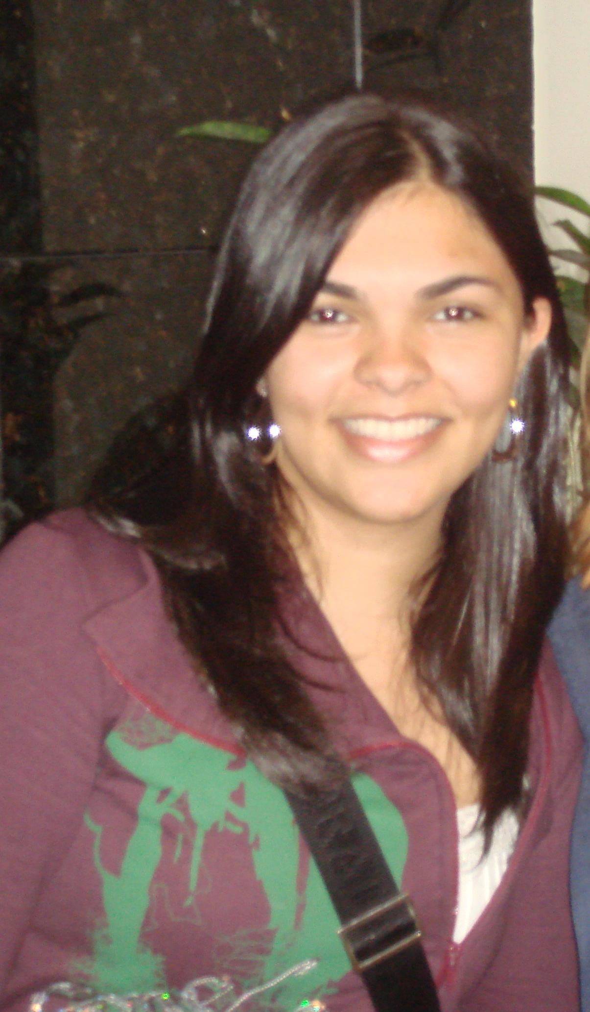Mulher por exigência da vida e por escolha de Deus. Mulher de mente, eterna menina de alma e coração.
