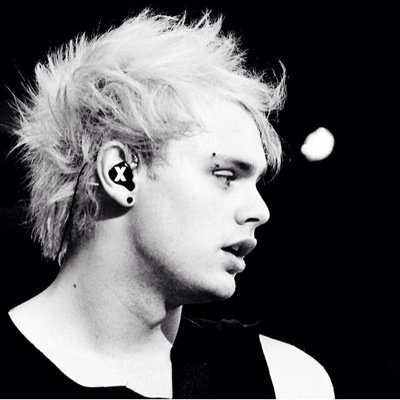 go follow @lukeashcalmikex :)