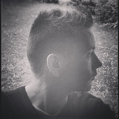 j'envoie des tweets qui me sorte par la tête, je tweets plus tôt dans la soirée c'est rare dans la journée ^^
