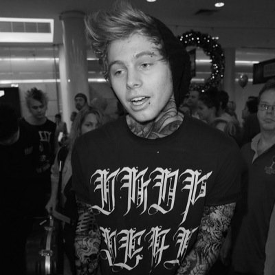 Hi im luke i am odd most people dont get me~Taken~//hi im Robert im single~18~vampire