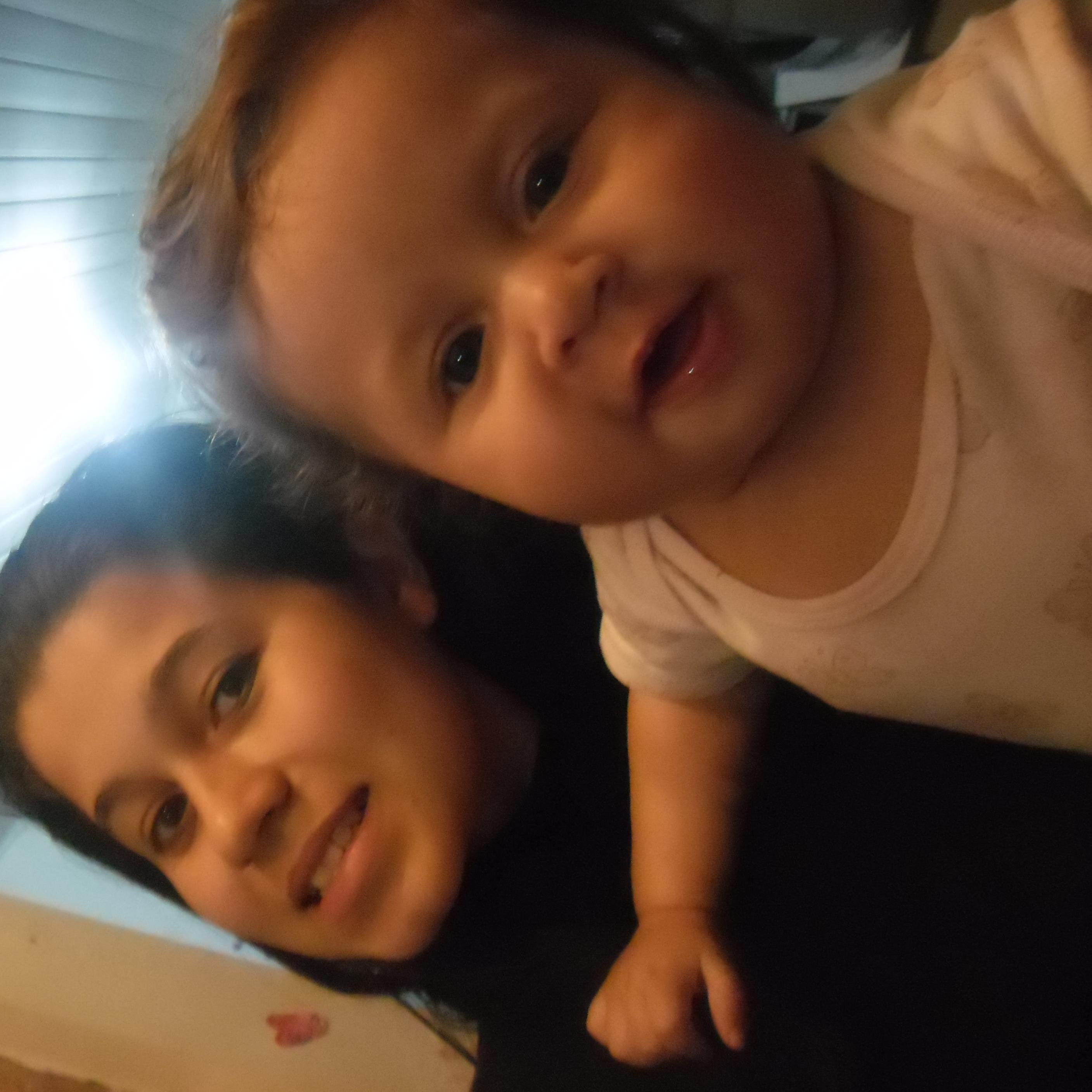 Odeio pessoas falsas...Adoro dançar,comer,mi diverti i ficar perto di qm mi faz bem
