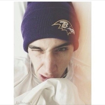 Please go follow @GIGGLYJAI ! RT the first 6 tweets for a dm to 5/5 of the janoskians and calum:)