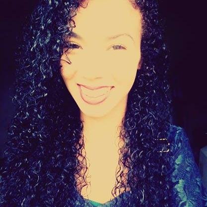 Tenho 16 anos Adoro Lasanha,sou moreninha cabelos cacheados com o formato macarrão *_* Amo cantar 24 horas ao dia :3