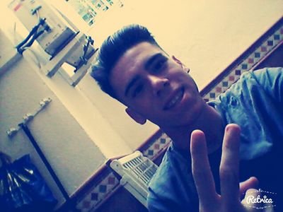 Soy un chico moreno ojos azules sevillado (Dos Hermanas) me gusta mucho difruta de la vida y soy un amte del futbol.