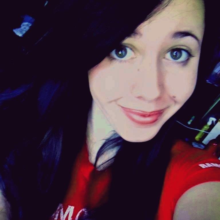 A menina que as vezes age como louca:PQue gosta de ser diferente.