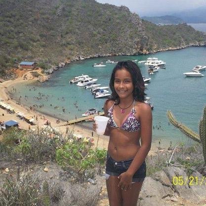 soy enana.. soy fea.....amo el chocolate..odio la gente falsa .. amo el futbol ... soy hija de mis padres y hermana de mis hermanos...!3