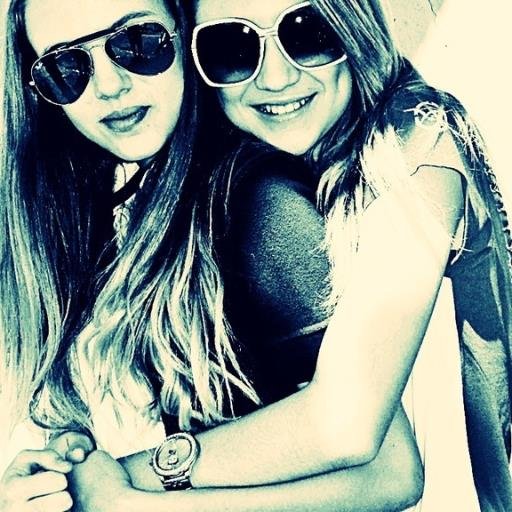 Estamos aqui para ajudar, dizer frases, desabafos e é claro dar conselhos de duas amigas.