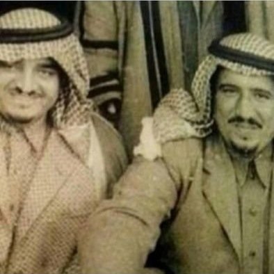 انا فيلسوف واعرف الفيلسوف (سقراط) وقد كان من اكبر الفلاسفه ك حكمه وثتقه بنفسه وانا هنا لتصحح الأقوال الأخيره التي كذبت على الفيلسوف (سقراط) وودعاً