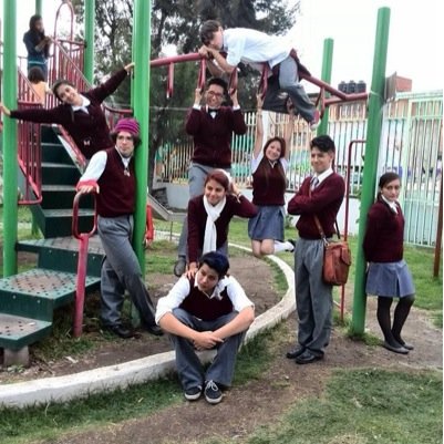 Nací en la Ciudad de México. Hago teatro y fui profesor en la preparatoria de la Universidad de Londres.