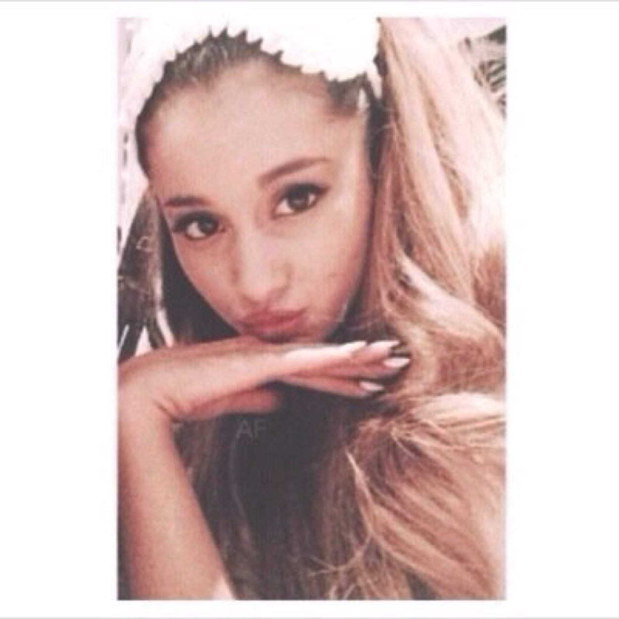 I GAVE U A FREE FOLLOW ♡ PLS FOLLOW @ARIYANURH ♡ she followsback i promisee ♡