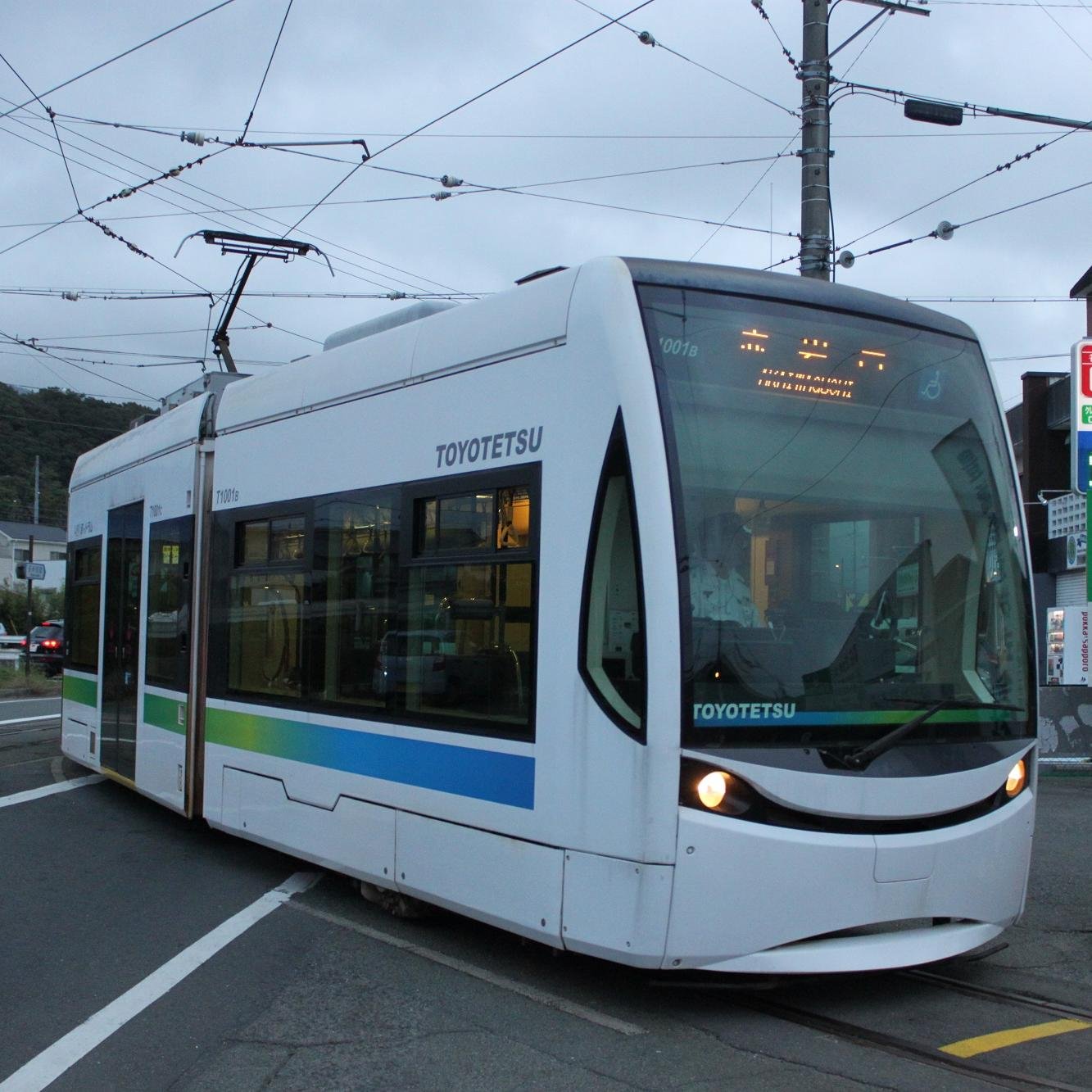 豊橋鉄道を走る他の車両よりも一際目立ち、一際新しい車両！そう俺様、T1000形だ！いつも駅前から赤岩口を往復している。井原カーブは悔しいけど曲がれないんだよな…。俺には兄弟がいて、サントラムっていうのだ！久しぶりに会ってみたいな…。管理人:@Tetsudo_Tokai