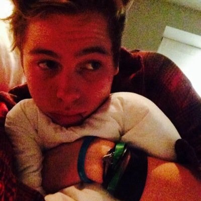 Hey beautiful please follow @leflawedfille bc she gave you this follow. Tweet her a pic of your sunshine for a followback xx