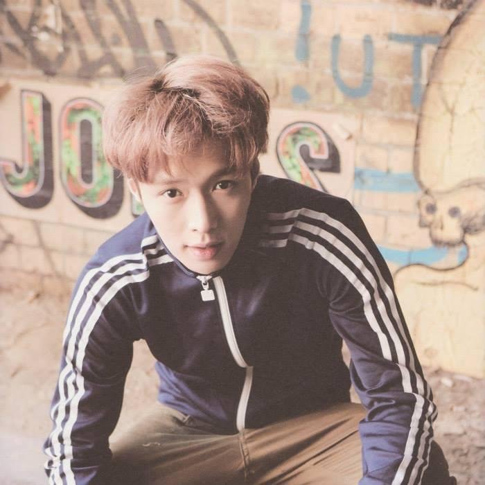 เลย์ ความสามารถพิเศษ กีตาร์, เปียโน ชื่อ : จางอี้ชิง (Zhang Yi Xing) รูมเมท : ที่เกาหลี เฉิน ที่จีน ลู่หาน 
สัญชาติ : จีน  วันเกิด : 7 ตุลาคม 1991