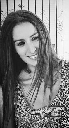 Soy una chica abierta muy extrovertida y vivo en Granada,aunque estoy estudiando en un super internado en Irlanda.Voy a ser famosa.ahi lo dejo.