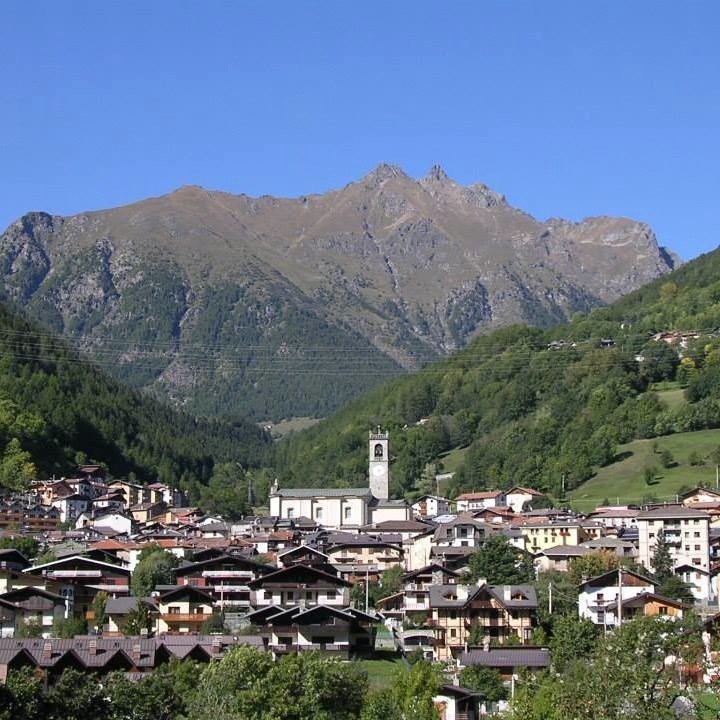 Vezza d'Oglio: piacevole località turistica dell'Alta Valle Camonica - Brescia, fra il Parco Nazionale dello Stelvio e il Parco Naturale dell'Adamello.