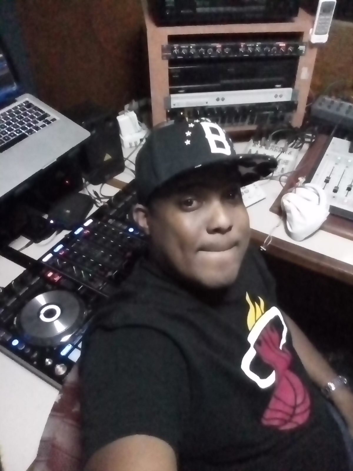 promotor y jefe de cabina xona 102.3 fm