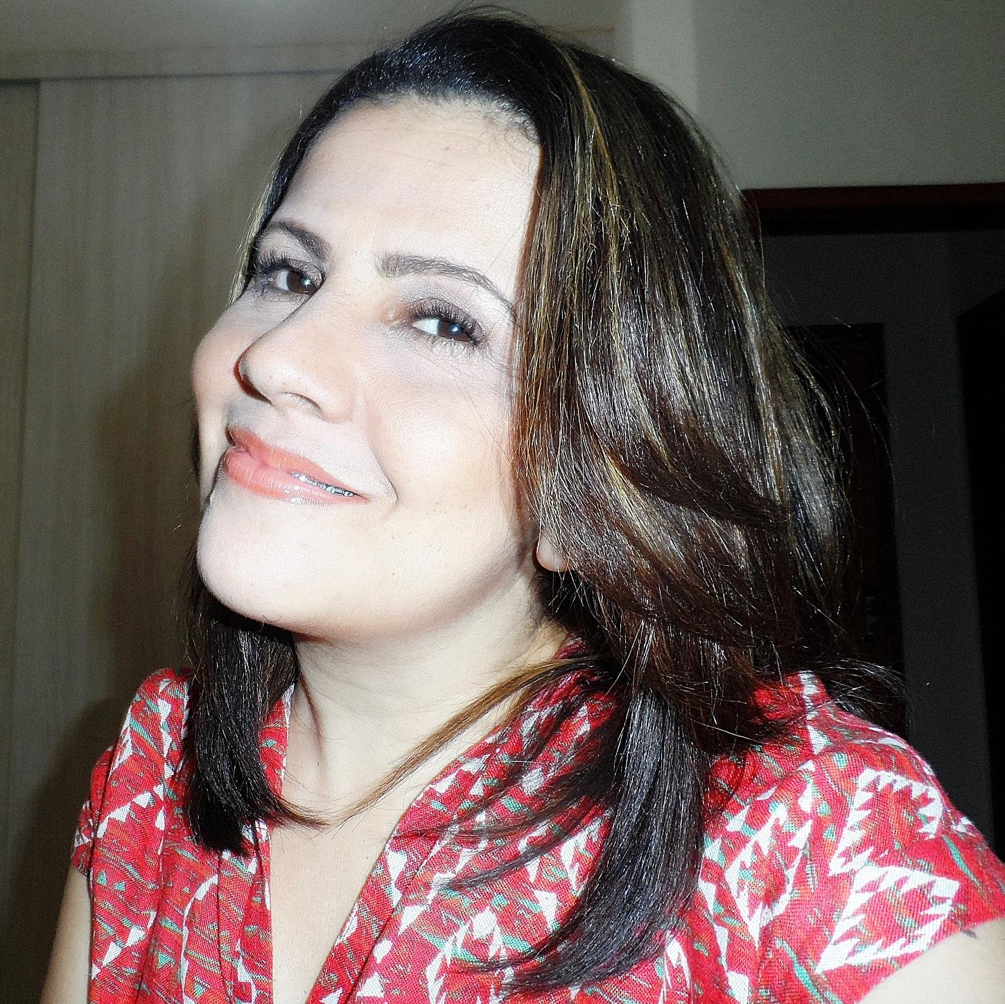 Casada com Luis Carlos Brum. Flamengo é meu time do coração!!  Sou apaixonada por Moda, e viciada no twitter!!!