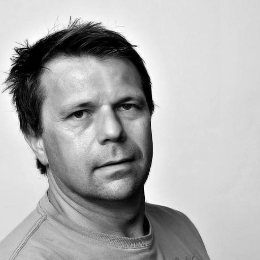 Er en gladgutt på 50. Jobber til daglig som krimjournalist i Sarpsborg Arbeiderblad. Tvitrer for egen regning. Elsker rock og United.
