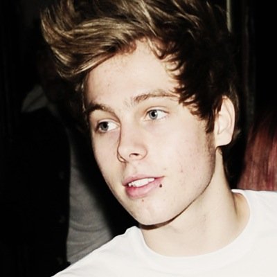 Please go follow @GIGGLYJAI ! RT the first 6 tweets for a dm to 5/5 of the janoskians and calum:)