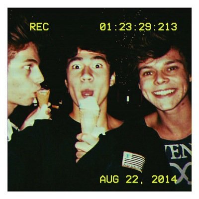 FOLLOW @cometcashton ILY ALL A LOT AND THANKS FOR BEING AMAZING