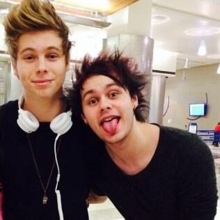 follow @MUKEPlCS for the cutest muke pics, vines and gifs :)
