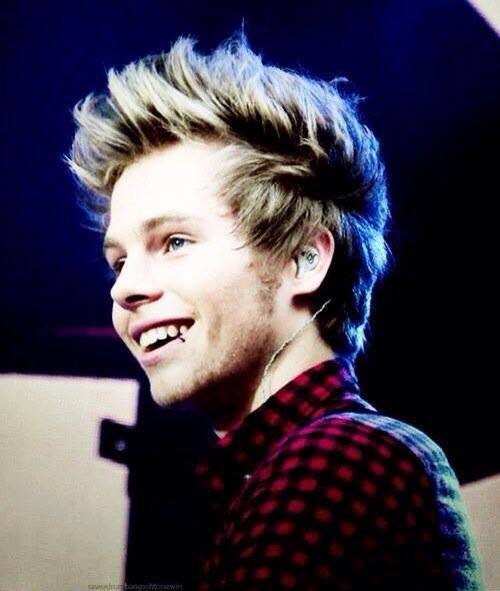 Luke Hemmings is my BIG love....