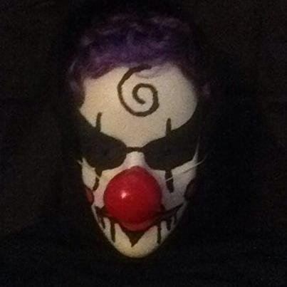 Pourquoi un clown ? Parce qu'il n'y a que des comiques au pouvoir !! Un clown ferait beaucoup mieux !! Aidez moi faites connaître ma page svp !! Merci