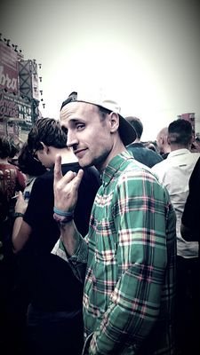 // Introverte Levensgenieter // Producer // Beatmaker // Innovatie // Liefde // Muziek // Music.introvert@gmail.com //