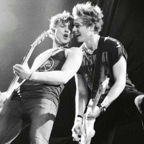 16. Hiii, I (un)follow back :)                                                                                ONE DIRECTION / 5SOS /ART/ BASKETBALL / MUSIC ❤