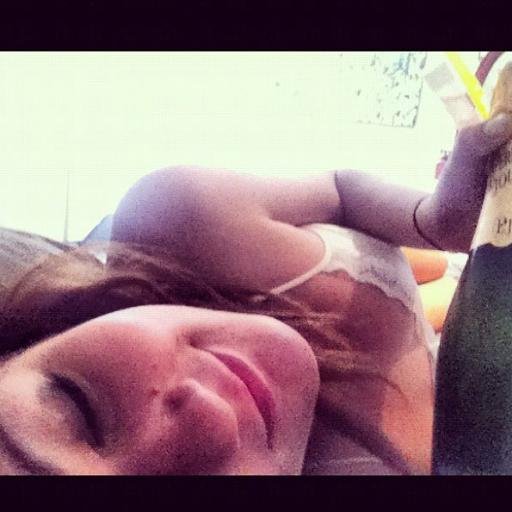 A louca dos gatos, viciada em café e nicotina, as vezes poser. 26, aquário.