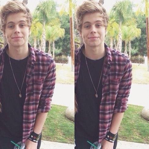 Please follow @OnlyRachelHood bc she gaves you a free follow and she follow back :)