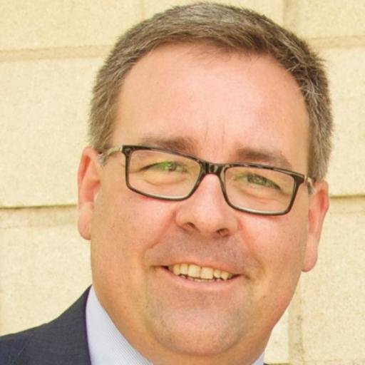 De Moratalla y tamborista. Padre vocacional. Periodista, licenciado en CC de la Información por la Universidad Complutense y Director de Equipo de Comunicación