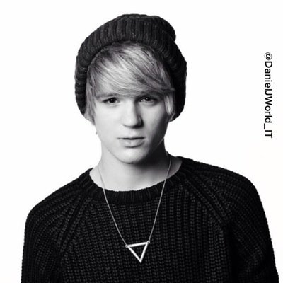 Italian source for the singer @DanielJWorld. We are @hisbez, @uncoversides, @psykchoniall, @damnatthew and @federicasdreams