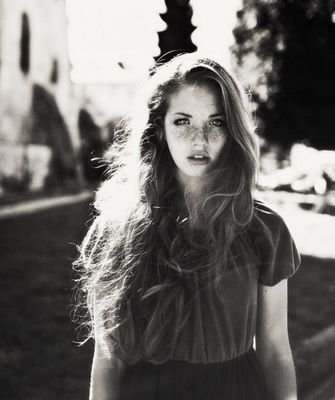 16. Mitad griega, mitad inglesa. Ravenclaw de sexto en el colegio Hogwarts de mágia. El eco de las flores perfuma la noche. #DHRole | http://t.co/z99JJ168f9