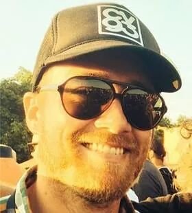 Produkttype til daglig. Laver frivilligt Roskilde Festival og bor på en båd. Øl og fejlslagne gør-det-selv projekter. Rock on!