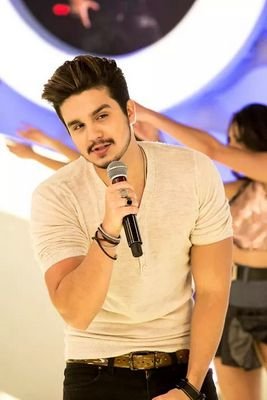 Amar é coisa de pele , e quando pega não tem jeito..  
//~^  @luansantana ^~//