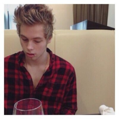 follow @adoringlukeyy and retweet her spams:) thx bby ilyy
