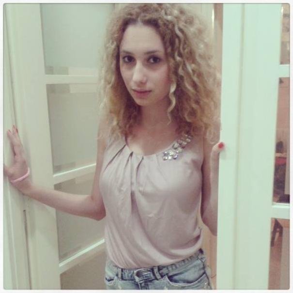 MollyMonika22's profile picture. 