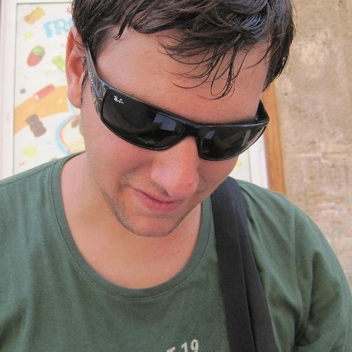 Me gusta contar historias, soy periodista. Curioseando por aquí y por allá. De vez en cuando suelto algo interesante para disimular lo idiota que soy.