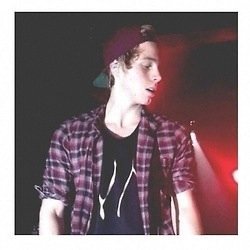 Hiya❤️ Free follow because you are all amazing❤️ PLEASE PLEASE FOLLOW @Muke_horan in return, SHE WILL FOLLOW BACK❤️❤️❤️❤️❤️ BYEEEEEE X