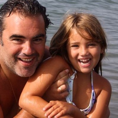 Periodista. 37 años. Me encata mi familia, mi mujer Aitana y mi hija Esther,el Real Madrid, soy un enfermo del deporte, lo sigo todo, en especial fútbol y rugby