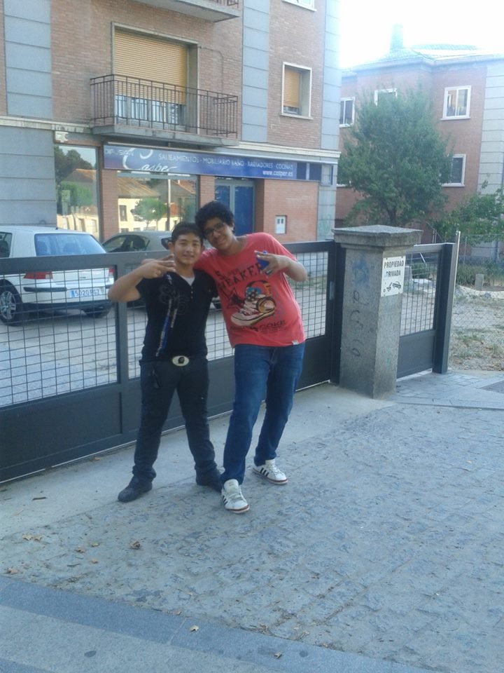 me gusta la musica regeeton y bachata y estar con mi familia y con mis amigos ;) ;)