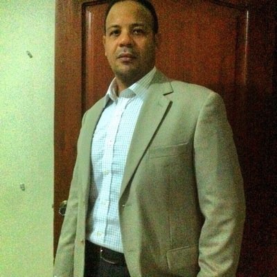 Un simple mortal, temeroso de Dios, amigo de los amigo, padre de tres tesoros y esposo  de Rosangel.