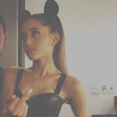 ariana's middle finger