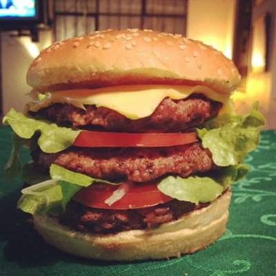 Las mejores hamburguesas futboleras al carbon, alitas BBQ, choclos asados, costillitas BBQ, estamos ubicados en la Cdla. Mexico paute E3-110 y daule 0987059211