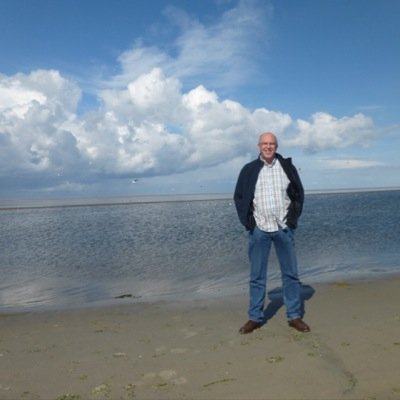 Noorderling en veenkoloniaal. Volgens Amsterdammers en de randstedelijke media, ver weg. Vanuit Duitsland dichtbij.  Allergisch voor slachtoffergedrag.