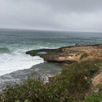 هاك عُمري لو نقص عمرك سنه،وهاك فرحي 
   لو اضّناك الحزن ليلة ..