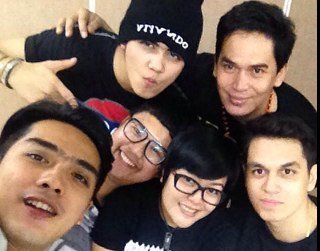 Fanbase of @alysyarief @aliando26 Always support abang kece @alysyarief @aliando26 ^^